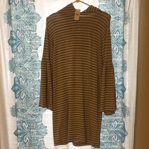 NWT Lou & Grey Signature Soft Bell Sleeve Hoodie